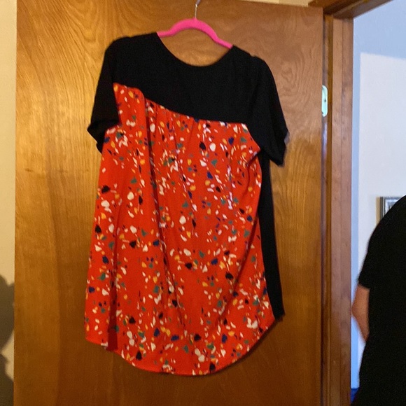 Womens XL shirt black front with pattern on back - Picture 2 of 2